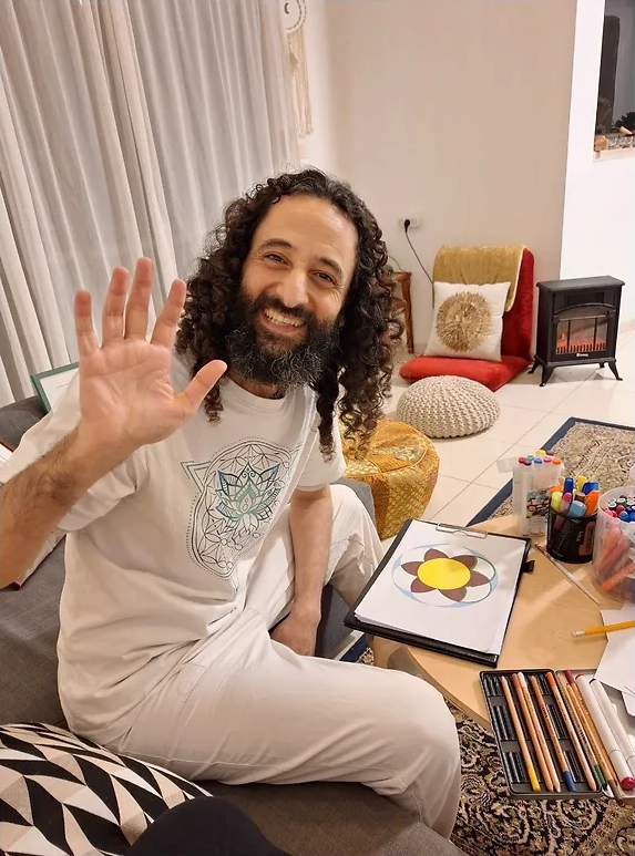 ליאור מחייך ומנופף במהלך סדנת המנדלות